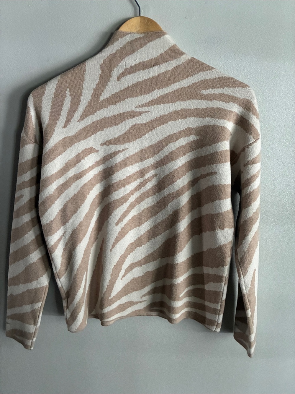Tahari Zebra Print Mock Neck Sweater Women’s Small Beige Cream Animal Print - Picture 5 of 5